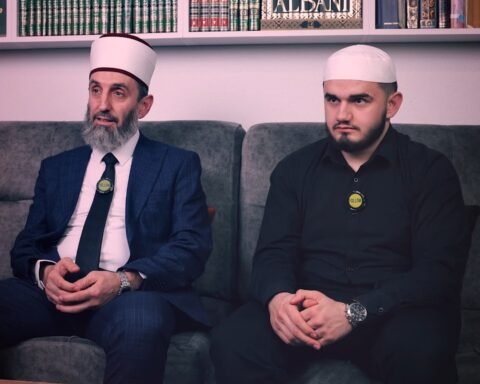 16 Hoxhallarë Dhe 2 Hafëzë Për Një Shekull: Njihuni Me Familjen Murati!