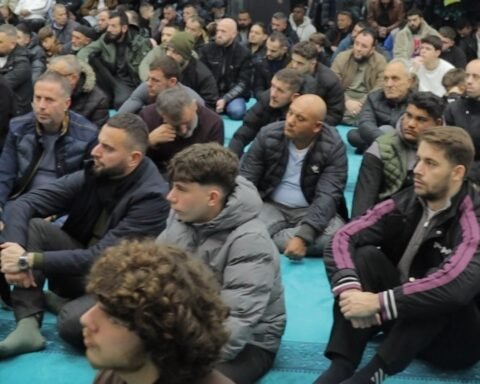 Bllokohet Kumanova, Mijëra Xhematlinjë Te Xhamia E Madhe