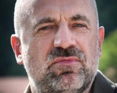 Urdhërarr:est ndaj Millan Radoiçiqit dhe 19 serbëve të tjerë të dyshuar për kri:me luf:te