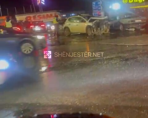 Aksident Mes Dy Veturave Te Prishtina mall