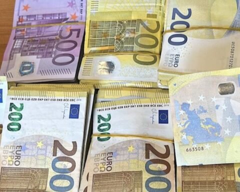 Arre:stohen 5 Kosovarë Në Rinas, U Kapën Me Mbi 400kg Barna Të Kontraba:nduara Dhe 300 Mijë €