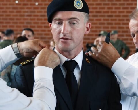 Diplomohen Kadetët E Fsk Së, Emocionohet Babai I Njërit Prej Tyre