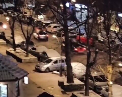 Hynë Në Mitrovicë Të Veriut Me Flamuj Kombëtarë, Sul:mohen Me Gurë Nga Disa Se:rbë