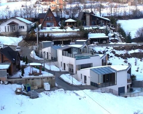 Jezerci Me Rreth 500 Villa, Lakmohet Prej Turistëve Nga Shqipëria!