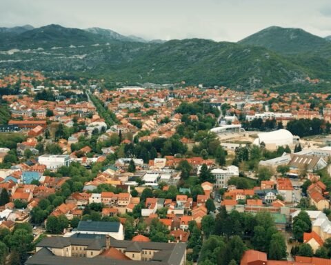 Kosovari Hu:mb Jetën Në Malin E Zi, Kamioni Përfundoi Në Lum