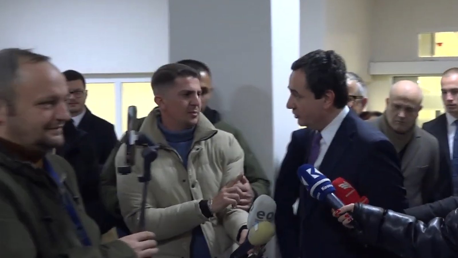 Kurti Nuk I Pergjigjet Gazetarëve Për Specialen