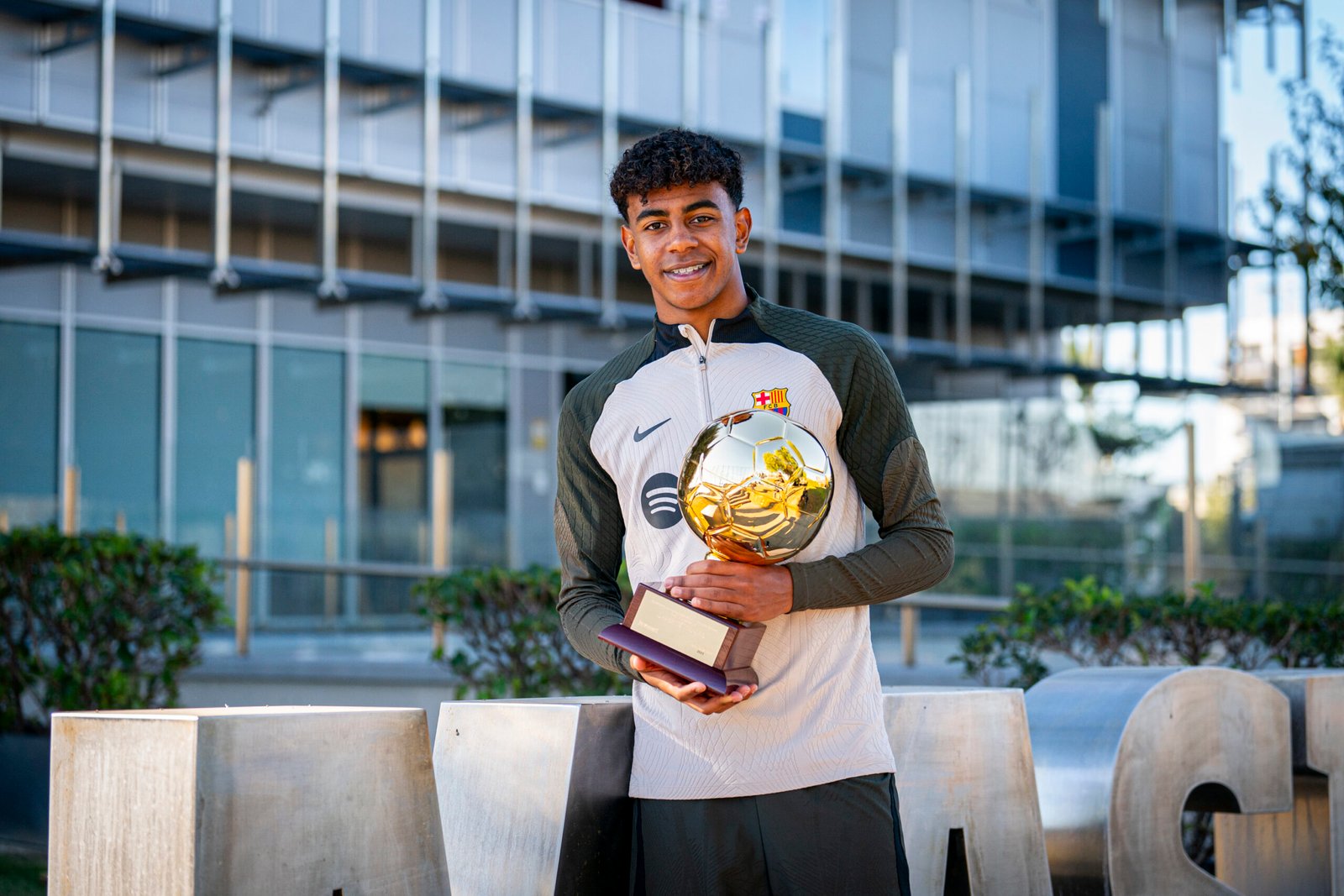 Lliuramenttrofeutheyoungestgoldenboy2023alamineyamalnasraoui Lamin Goldenboy 007