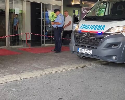 Një Person Dysh:ohet Se Ka Rënë Nga Lartësia E Hotelit Grand