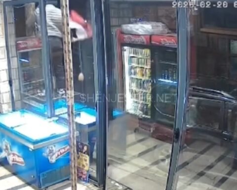 Persona Të Maskuar Heqin Flamurin Se:rb Në Zveçan