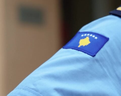 Policët Në Cak: Qytetari Tentoi T’i Shk:el Me Veturë, I Gjuajti Edhe Me Telefon Në Fushë Kosovë