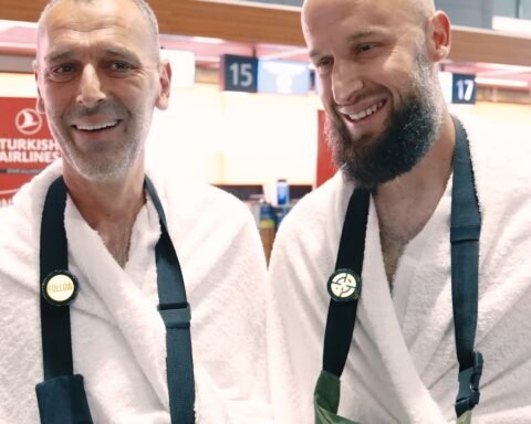 Të Përmalluar Për Qaben, Kosovarët Nisen Për Udhëtimin E Jetës