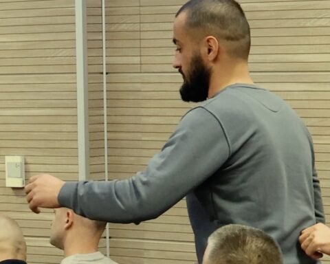 Tension: Granit Plava, I Dyshuar Për Vr:asjen E Liridones Ngrihet Në Këmbë, Policia E Rrethon