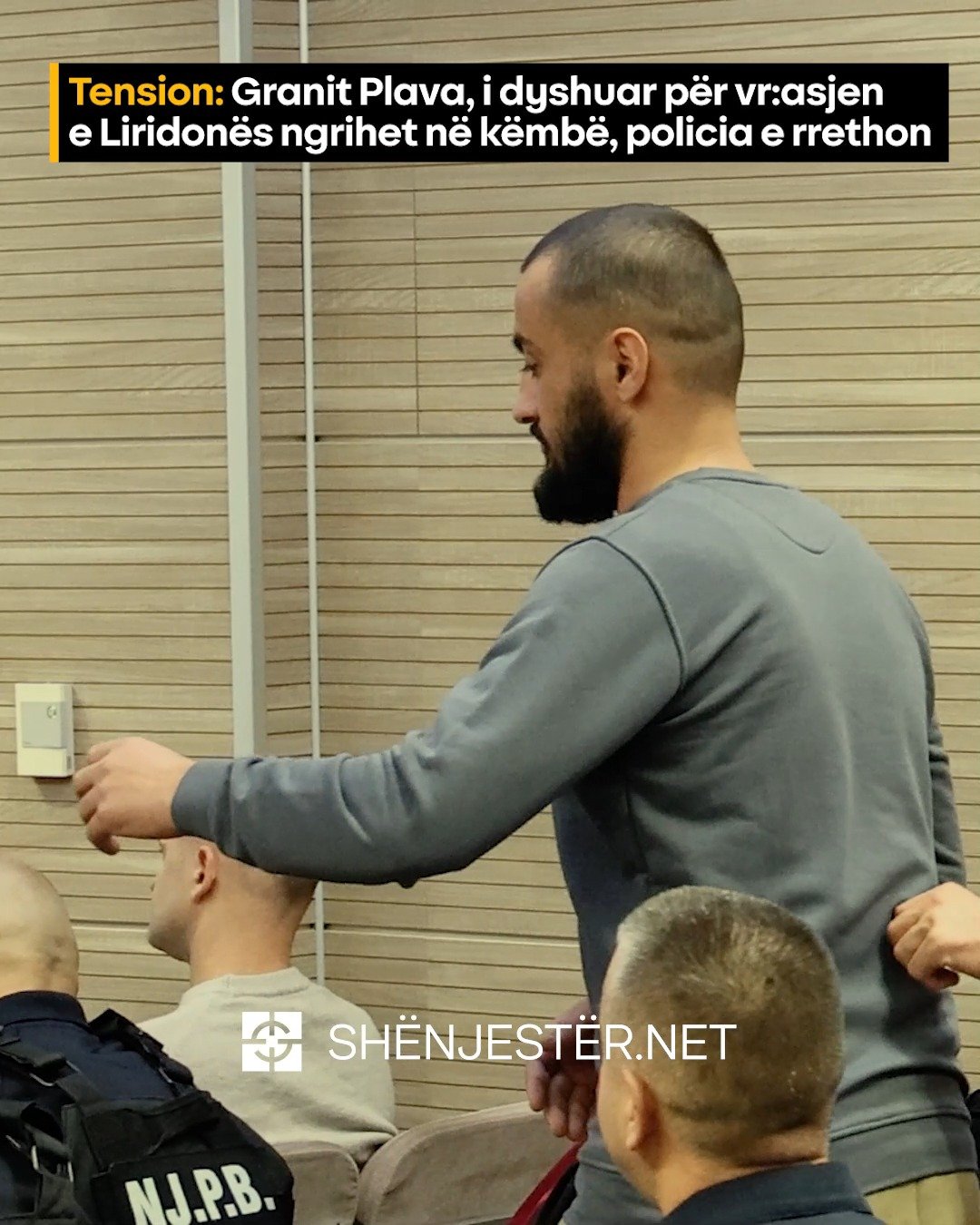 Tension: Granit Plava, I Dyshuar Për Vr:asjen E Liridones Ngrihet Në Këmbë, Policia E Rrethon