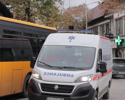 Theren Me Thikë Dy Persona Në Prishtinë