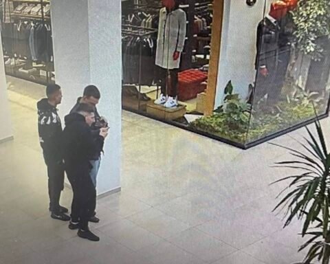 Shenjester.net Kërkohen Tre Persona Të Dyshuar